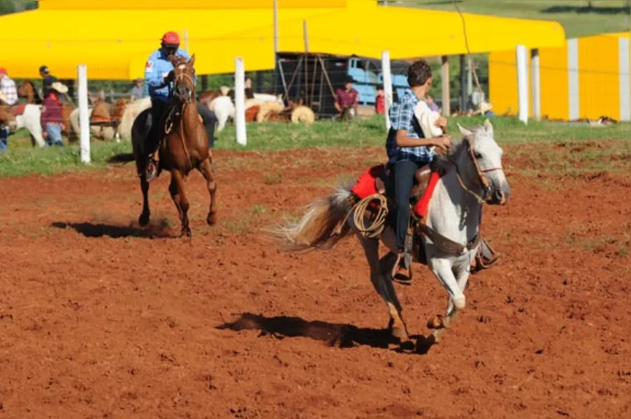 Festa atrai quase 2 mil cavaleiros em Jaguapitã