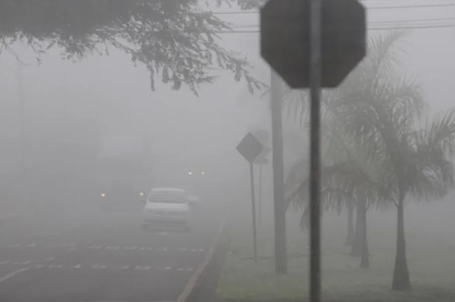 Neblina muda paisagem e prejudica trânsito em Londrina