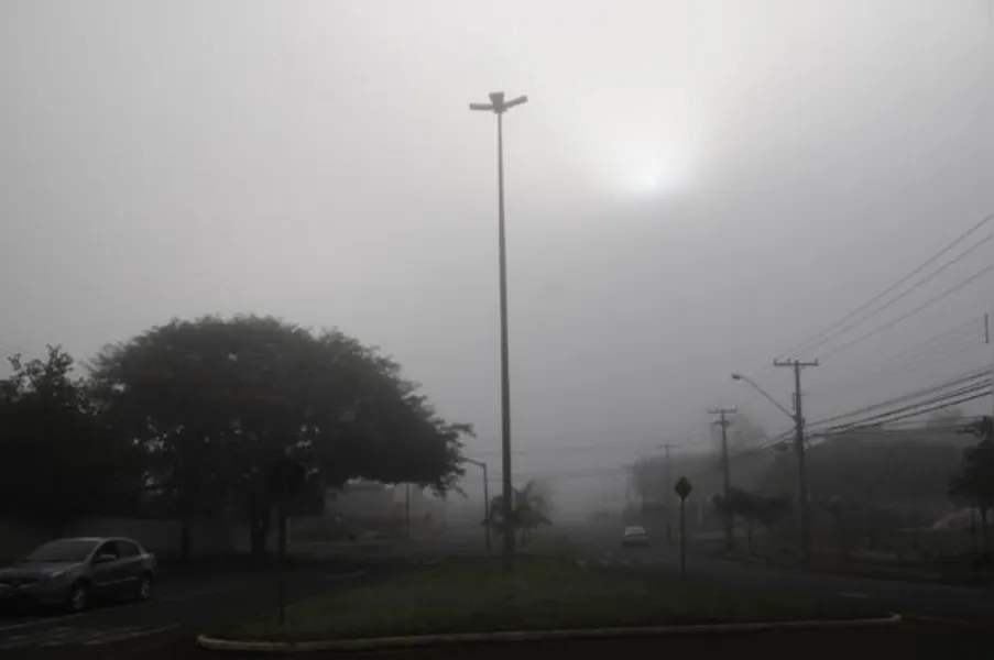 Neblina muda paisagem e prejudica trânsito em Londrina