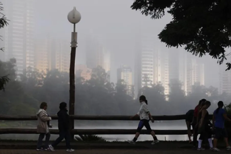 Neblina muda paisagem e prejudica trânsito em Londrina