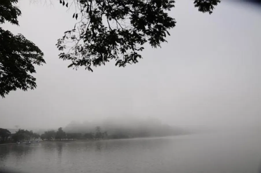 Neblina muda paisagem e prejudica trânsito em Londrina
