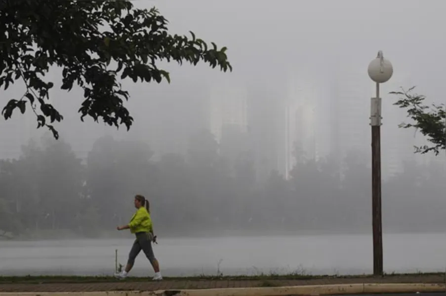 Neblina muda paisagem e prejudica trânsito em Londrina