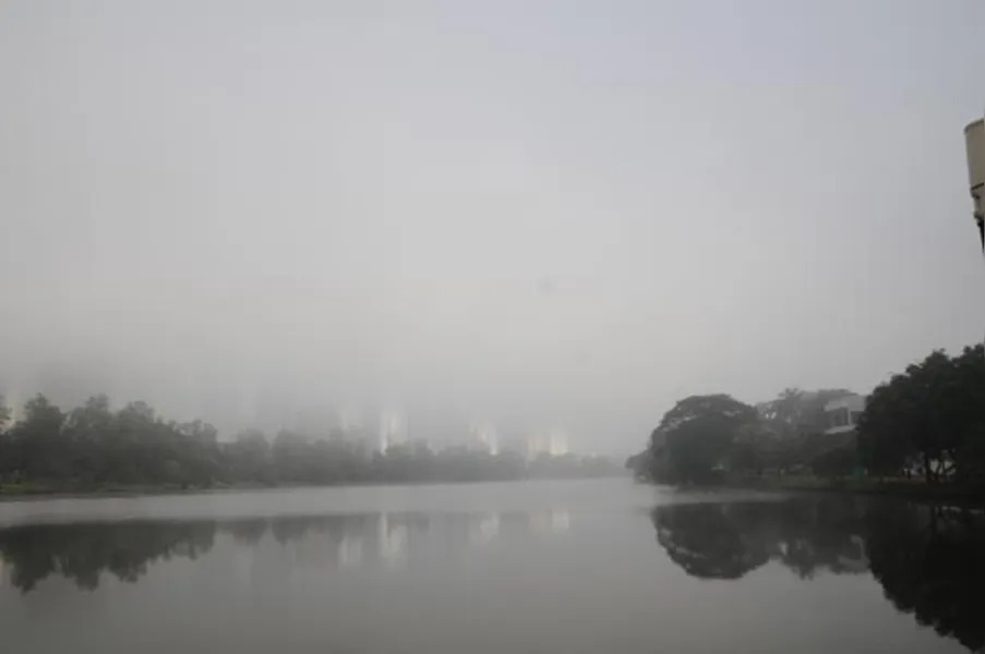 Neblina muda paisagem e prejudica trânsito em Londrina