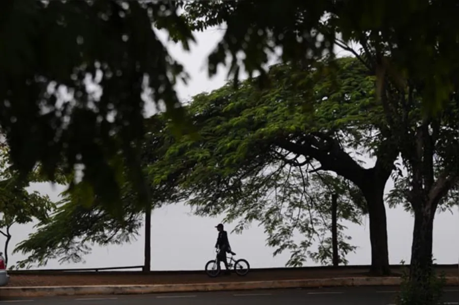 Neblina muda paisagem e prejudica trânsito em Londrina