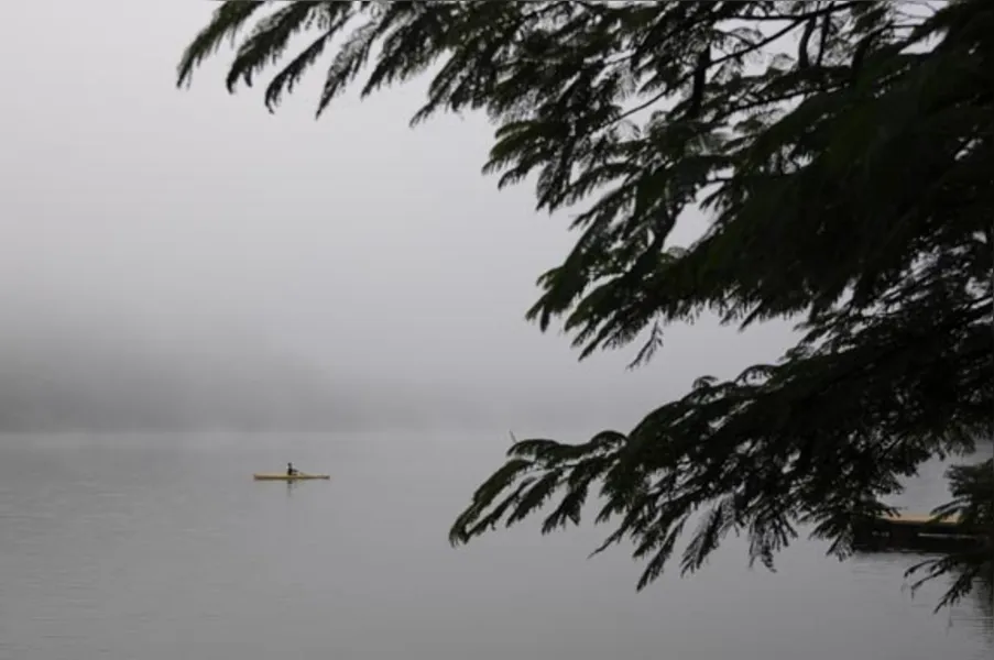 Neblina muda paisagem e prejudica trânsito em Londrina