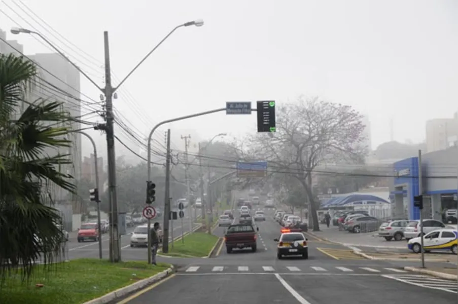 Neblina muda paisagem e prejudica trânsito em Londrina