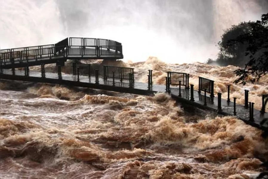 Chuvas criam cenário espetacular nas Cataratas do Iguaçu