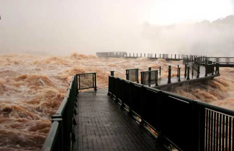 Chuvas criam cenário espetacular nas Cataratas do Iguaçu