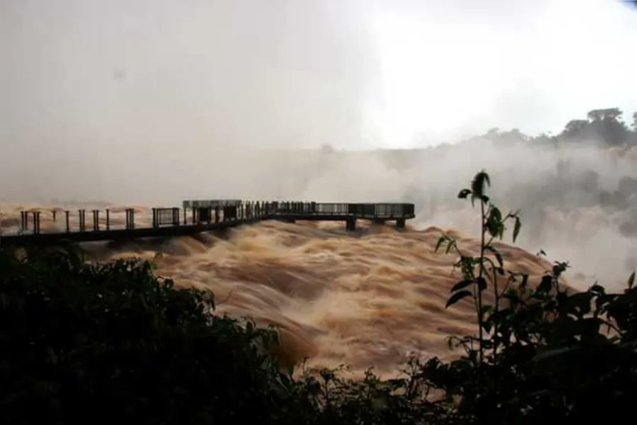 Chuvas criam cenário espetacular nas Cataratas do Iguaçu