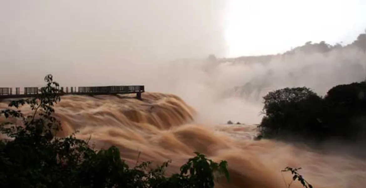 Chuvas criam cenário espetacular nas Cataratas do Iguaçu