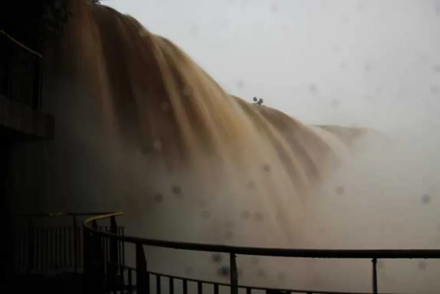 Chuvas criam cenário espetacular nas Cataratas do Iguaçu