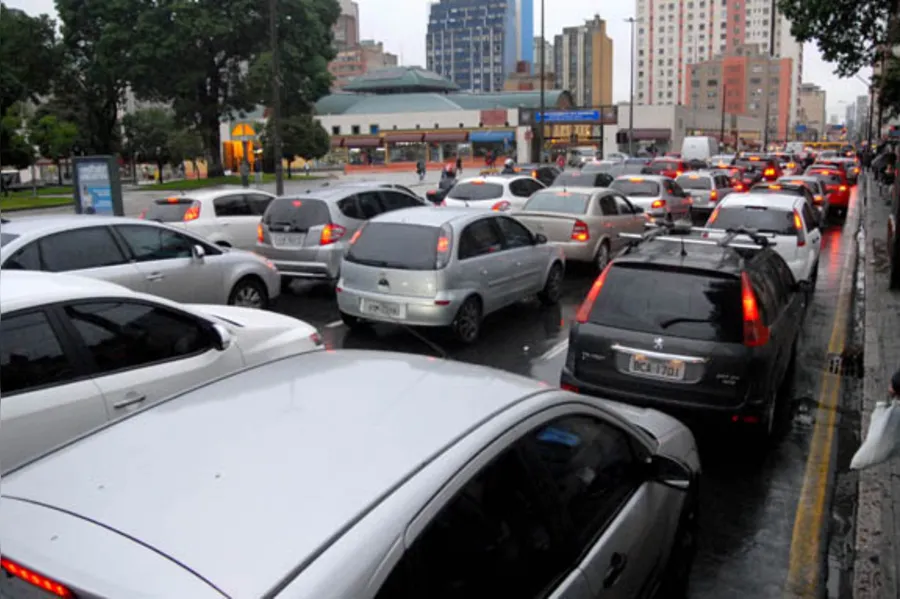 Chuva causa transtornos em Londrina e Curitiba