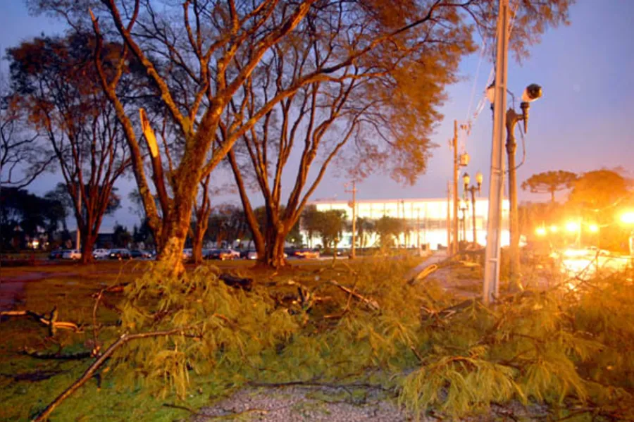 Chuva causa transtornos em Londrina e Curitiba