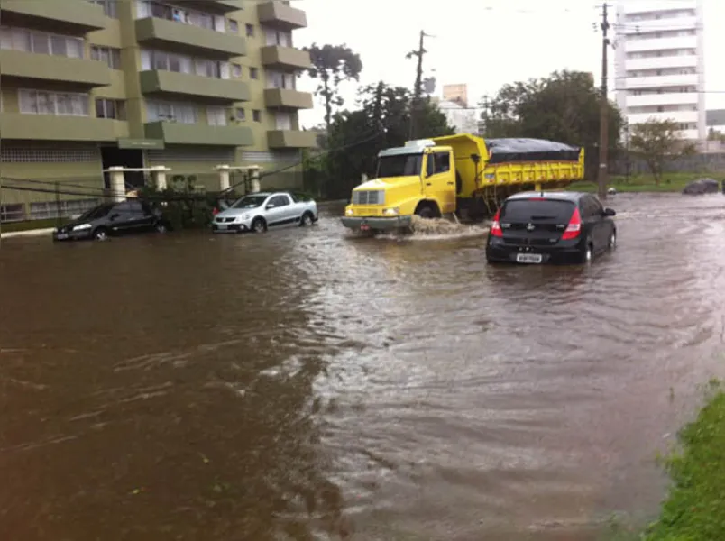 Chuva causa transtornos em Londrina e Curitiba