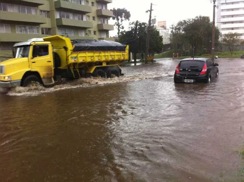 Chuva causa transtornos em Londrina e Curitiba