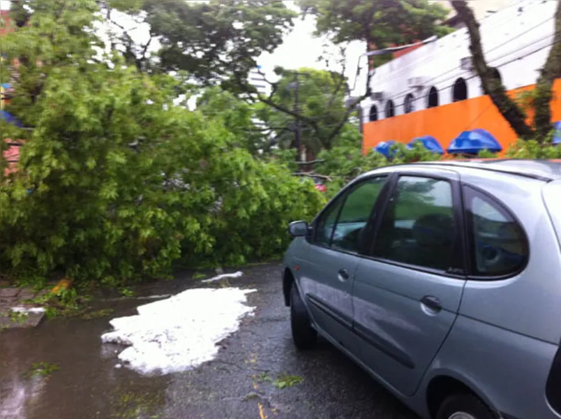 Chuva causa transtornos em Londrina e Curitiba