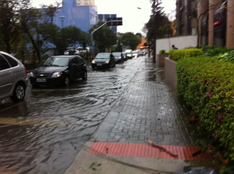 Chuva causa transtornos em Londrina e Curitiba