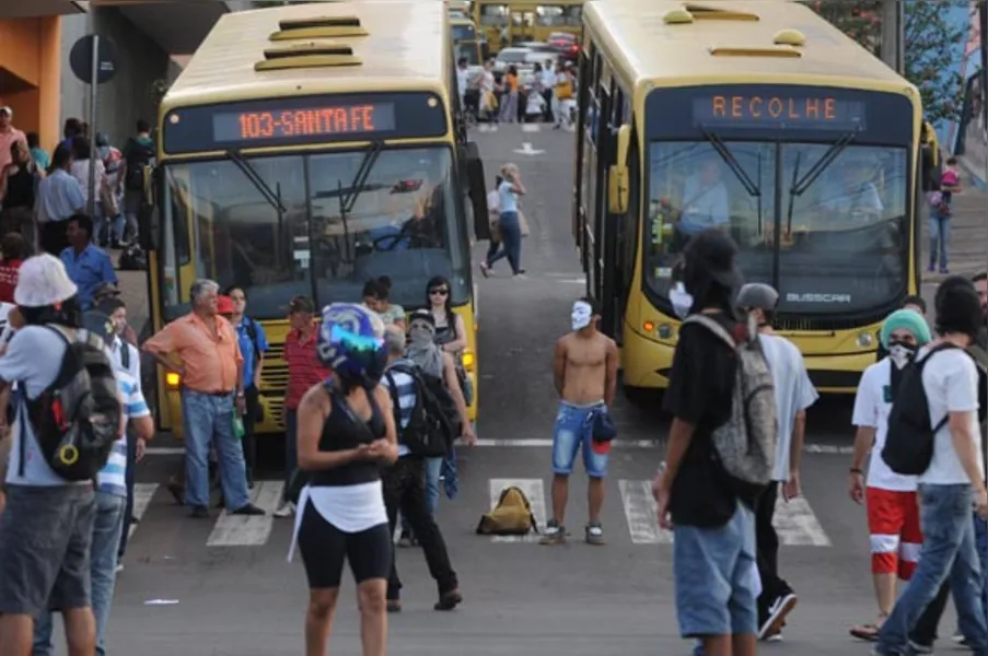 Londrinenses protestam contra aumento da passagem do transporte coletivo e pedem transparência