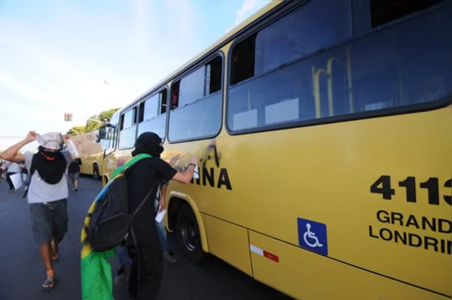 Londrinenses protestam contra aumento da passagem do transporte coletivo e pedem transparência
