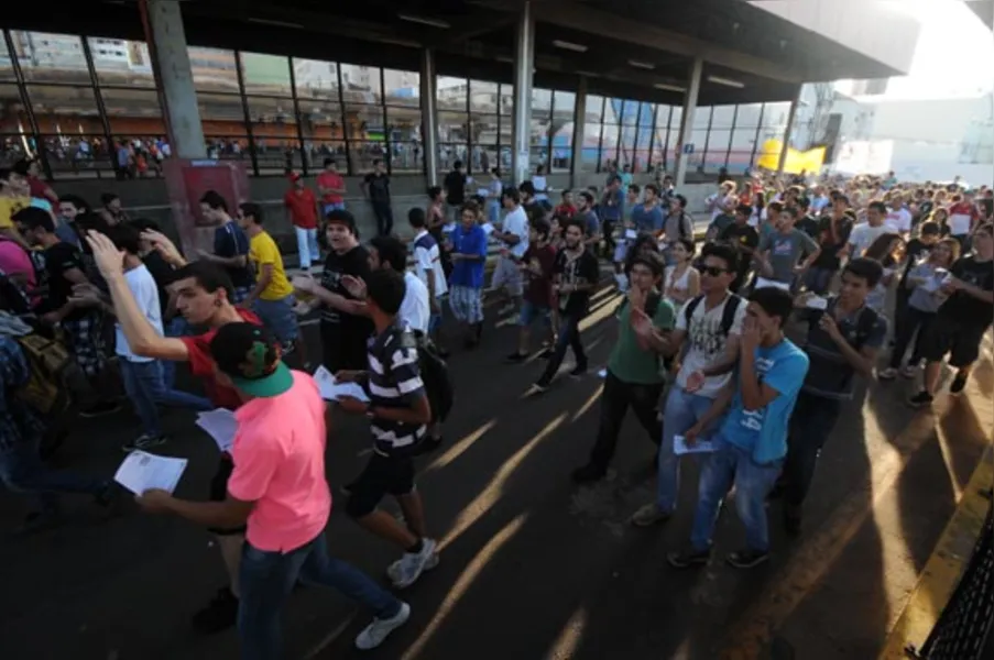 Londrinenses protestam contra aumento da passagem do transporte coletivo e pedem transparência