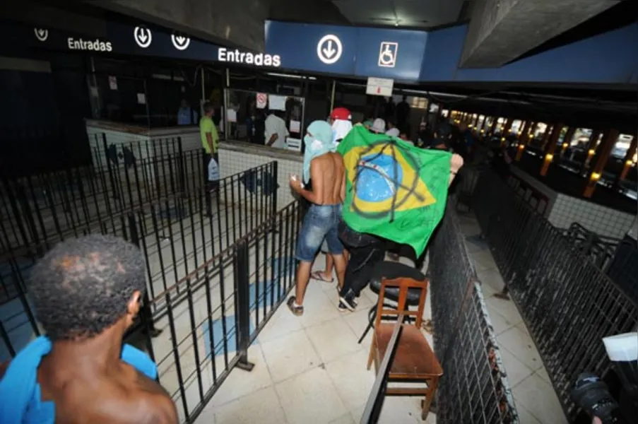 Londrinenses protestam contra aumento da passagem do transporte coletivo e pedem transparência