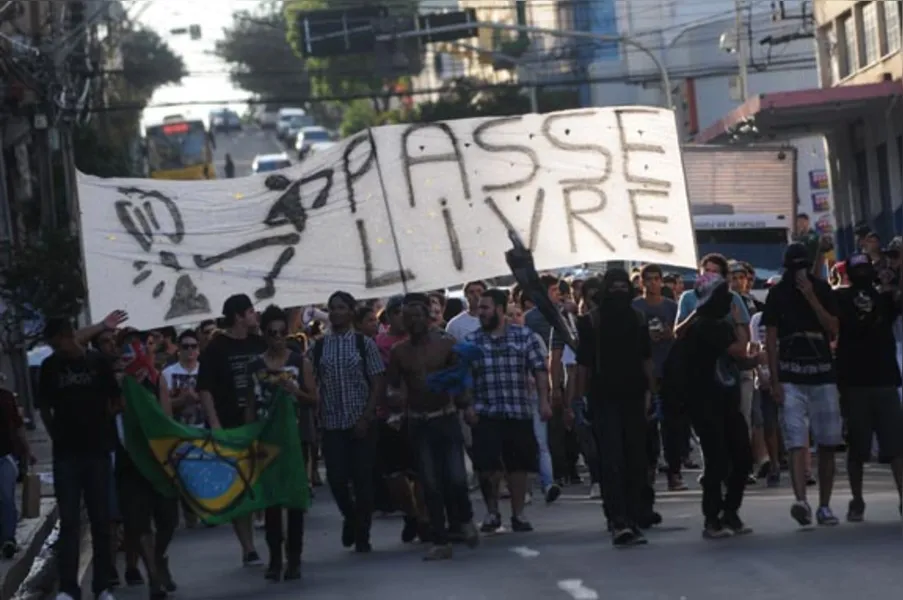 Londrinenses protestam contra aumento da passagem do transporte coletivo e pedem transparência
