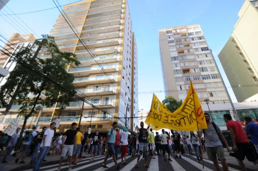 Londrinenses protestam contra aumento da passagem do transporte coletivo e pedem transparência