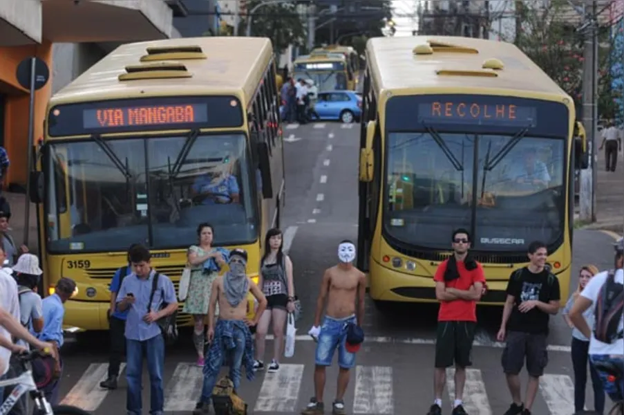 Protesto contra tarifa termina em confusão