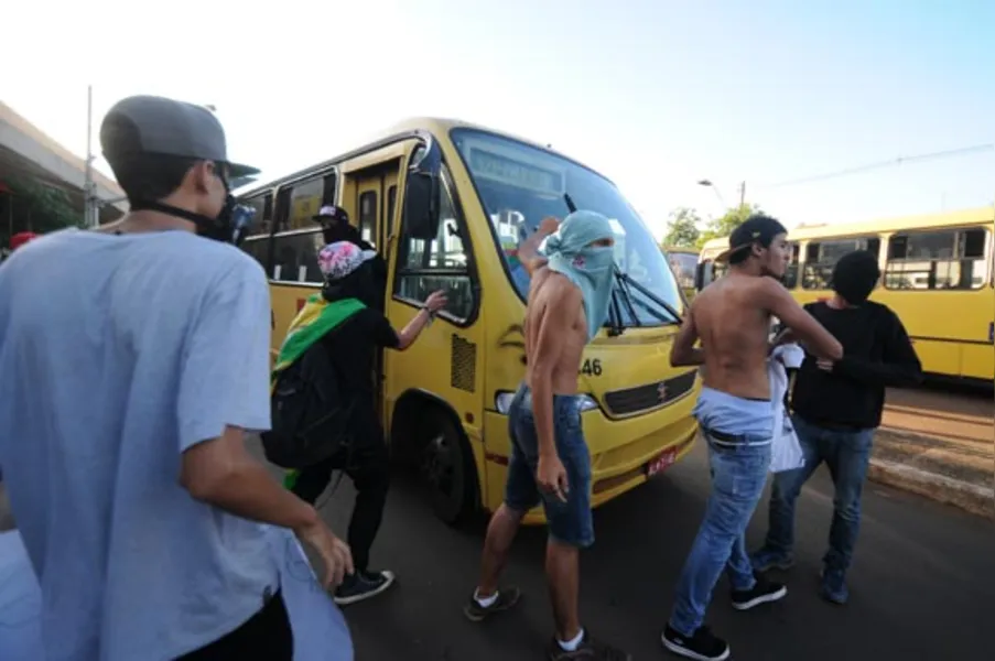Protesto contra tarifa termina em confusão