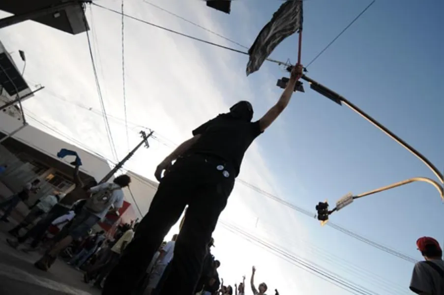 Protesto contra tarifa termina em confusão
