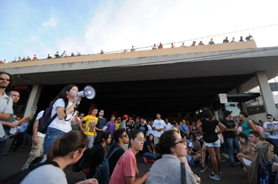 Protesto contra tarifa termina em confusão
