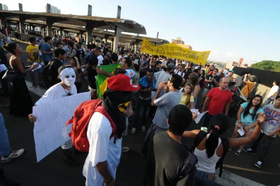 Protesto contra tarifa termina em confusão
