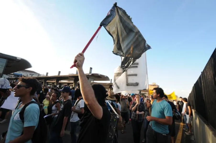 Protesto contra tarifa termina em confusão