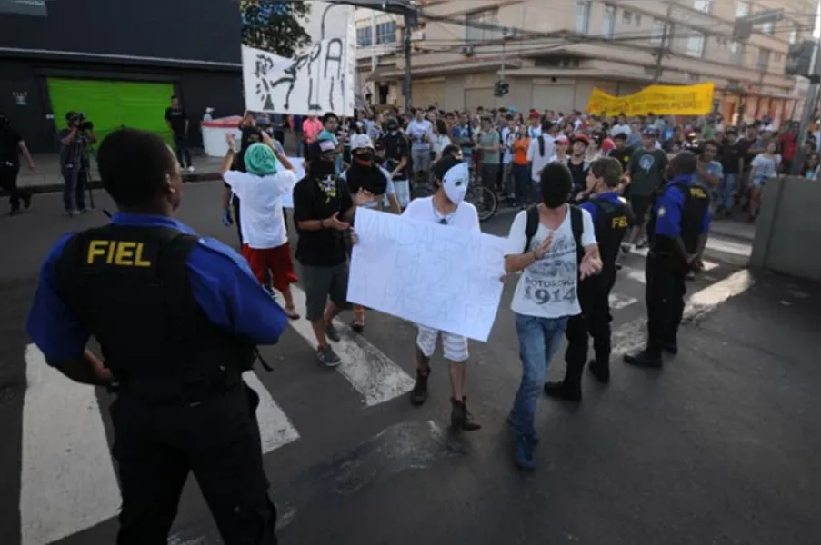 Protesto contra tarifa termina em confusão