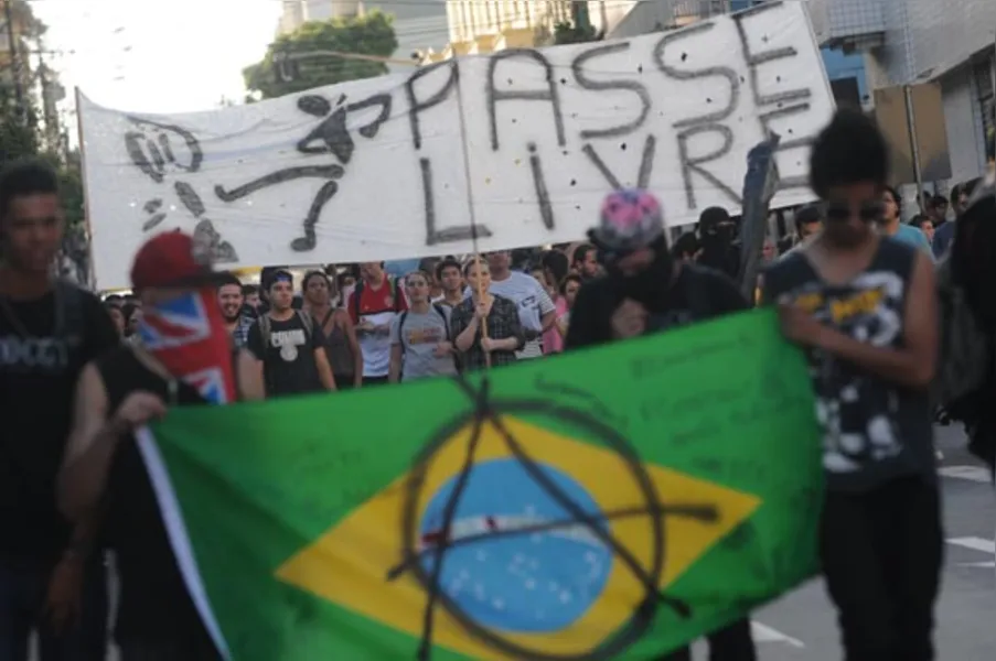 Protesto contra tarifa termina em confusão