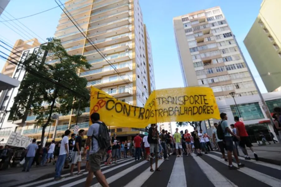 Protesto contra tarifa termina em confusão