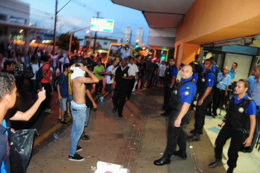 Protesto contra tarifa termina em confusão