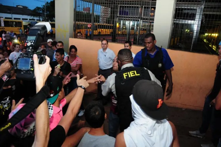 Londrinenses protestam contra aumento da passagem do transporte coletivo e pedem transparência