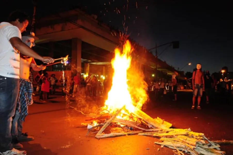 Londrinenses protestam contra aumento da passagem do transporte coletivo e pedem transparência