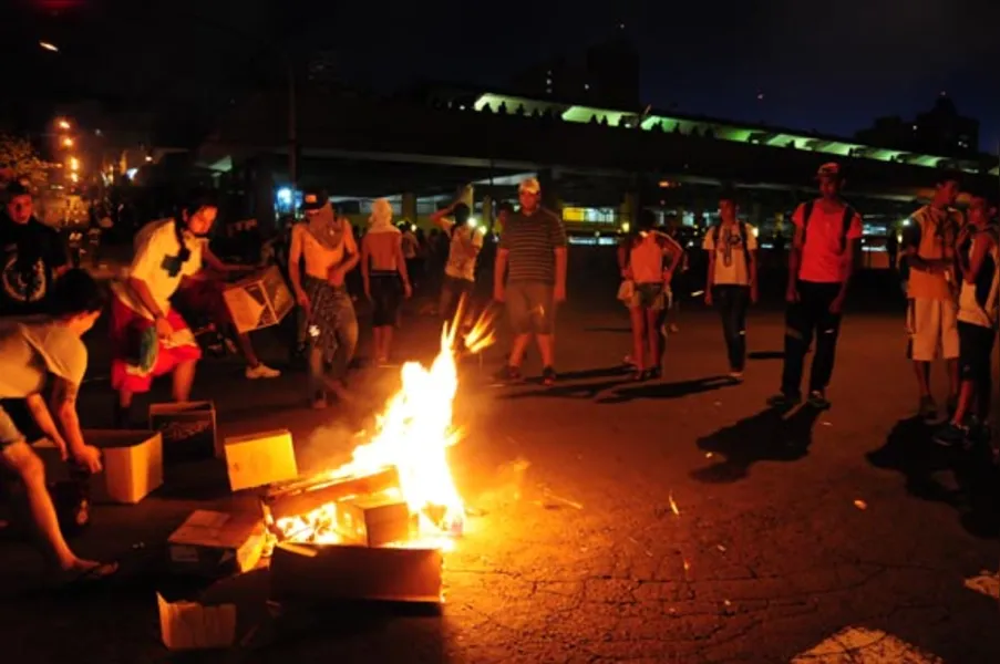 Londrinenses protestam contra aumento da passagem do transporte coletivo e pedem transparência