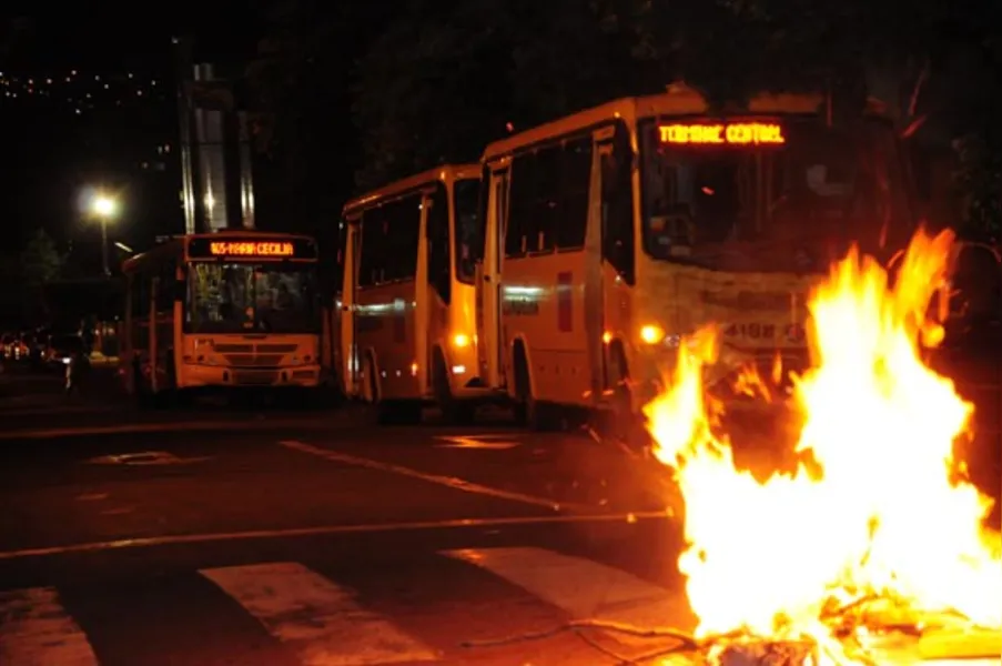Londrinenses protestam contra aumento da passagem do transporte coletivo e pedem transparência