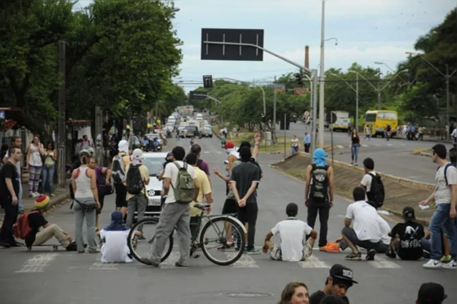 Entidades fazem segundo protesto contra tarifa de ônibus