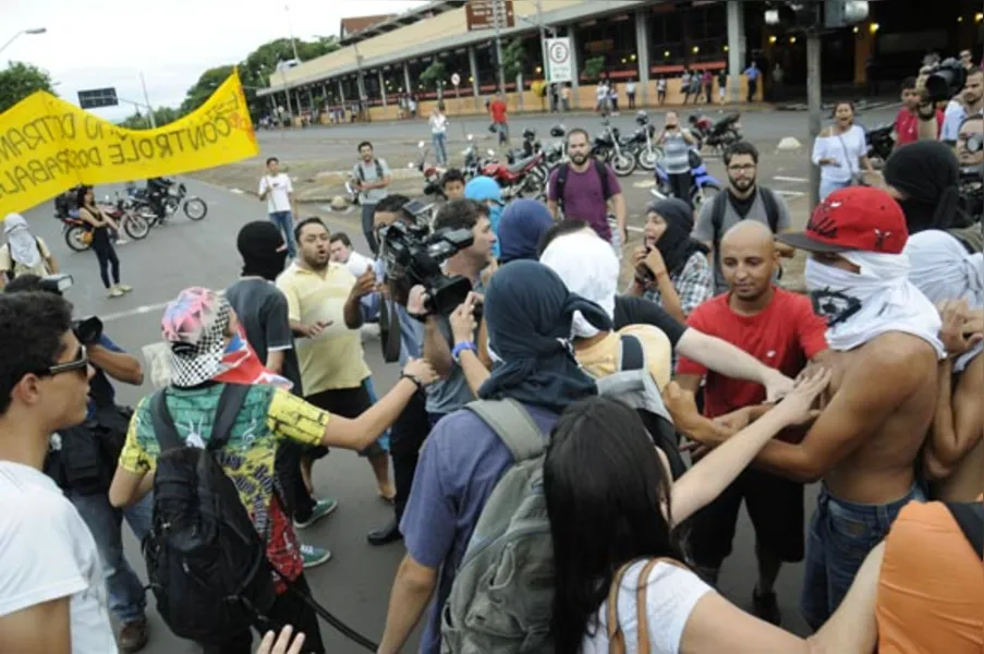 Entidades fazem segundo protesto contra tarifa de ônibus