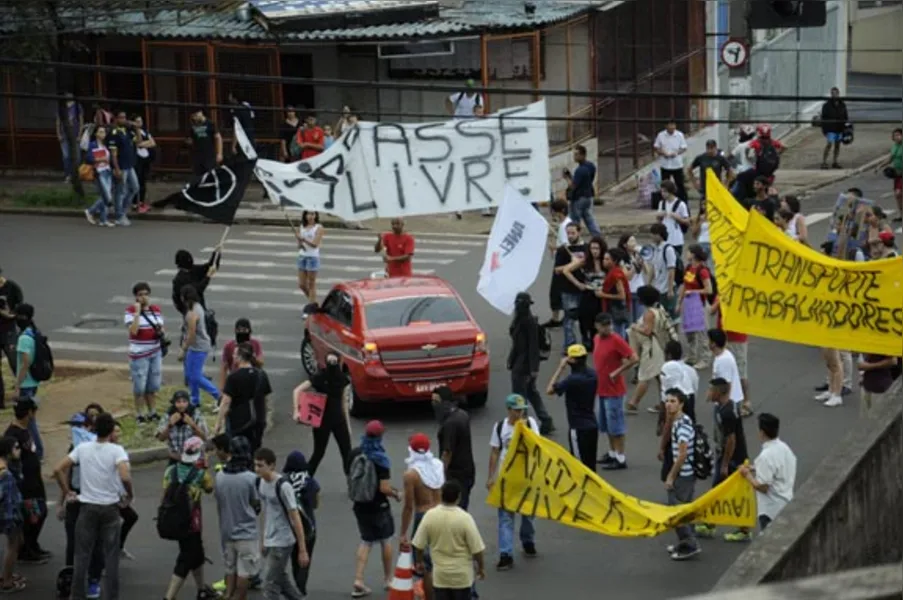 Entidades fazem segundo protesto contra tarifa de ônibus