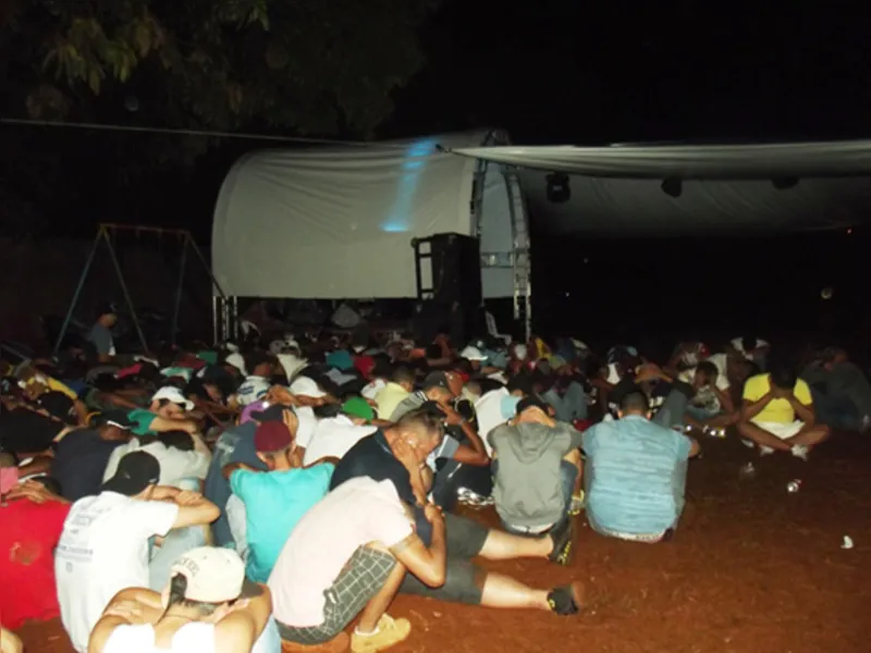 Polícia é recebida a tiros em baile funk; quatro foram presos