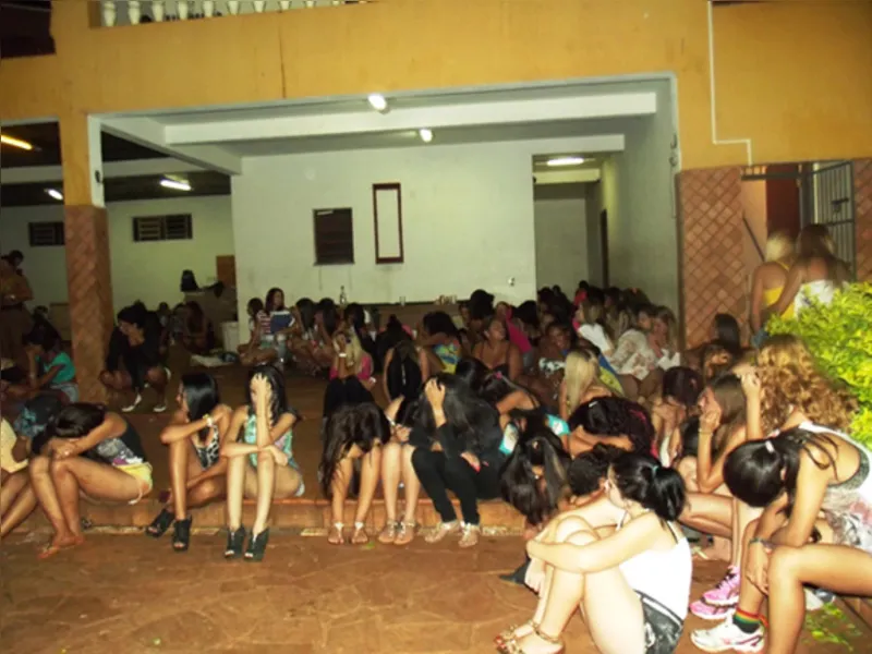 Polícia é recebida a tiros em baile funk; quatro foram presos