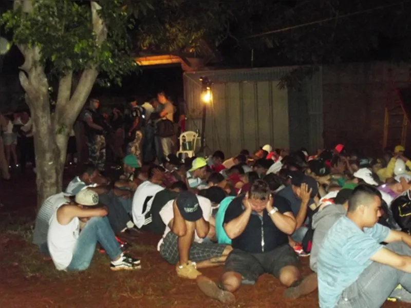 Polícia é recebida a tiros em baile funk; quatro foram presos
