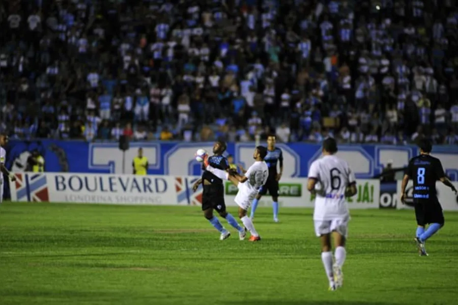 LEC atropela Atlético e está na final