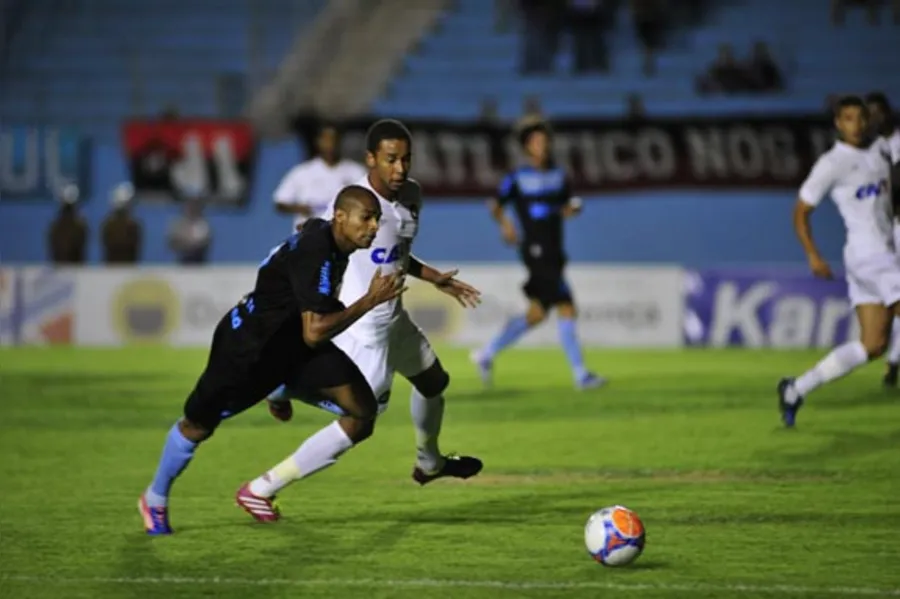 LEC atropela Atlético e está na final