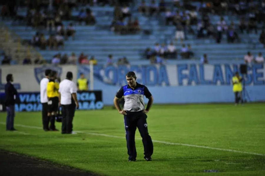 LEC atropela Atlético e está na final
